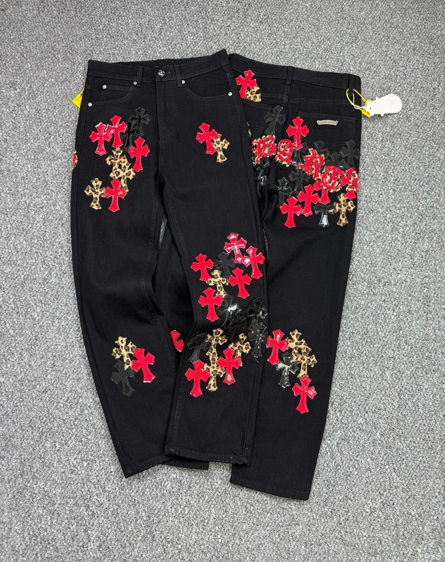 P240 Style No.: H836 ChromeHearts & ChromeHearts Patent Leather Spliced ​​Red Cross Spliced ​​Leather Straight Jeans Ceiling-Level Jeans A pair is hard to find at the counter‼ ️About Zangyin✅This is an extremely luxurious fashion brand that can also be called the aristocracy of the high street. It has always been an exclusive brand for some hipsters or rich second generations. The color of this model is already very eye-catching by using a unique washed material. It is decorated with pink patch cross flowers, which cleverly highlights the charm of the brand. Secondly, this model adopts a classic high-waist cut design, which highlights the long legs and fashionable temperament of the upper body. The brand is highly recognizable and the slim-fitting configuration is more suitable for daily wear. The personality will be fashionable and the specifications can be seen at a glance. Materials and technology ✅ Needless to say, this point goes without saying. As an excellent craftsman brand, Zangyin's requirements for details and craftsmanship are really perfect. The washed color of this model has gone through a lot of processes, not to mention the embellishment of the denim appliqués. It is also purely handmade and sewn. Just like what they believe in, only handmade things have soul and have the meaning of wearing. A top-notch heavy-duty fashionable denim item, recommended by both hands‼ ️ Size: 28, 30, 32, 34, 36 (S-XXL) Color: black